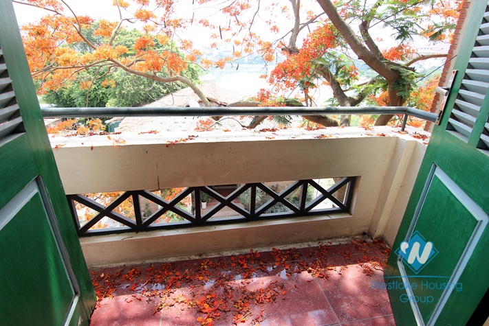 Lovely house with 6 bedrooms on the lakeside of Westlake Tay Ho